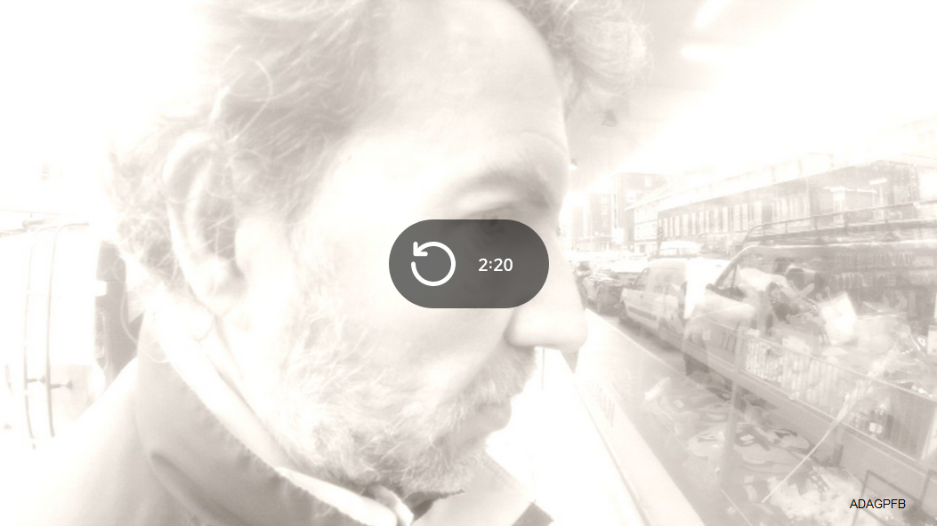 Peinture abstraite sur toile — explosion de rouges et oranges