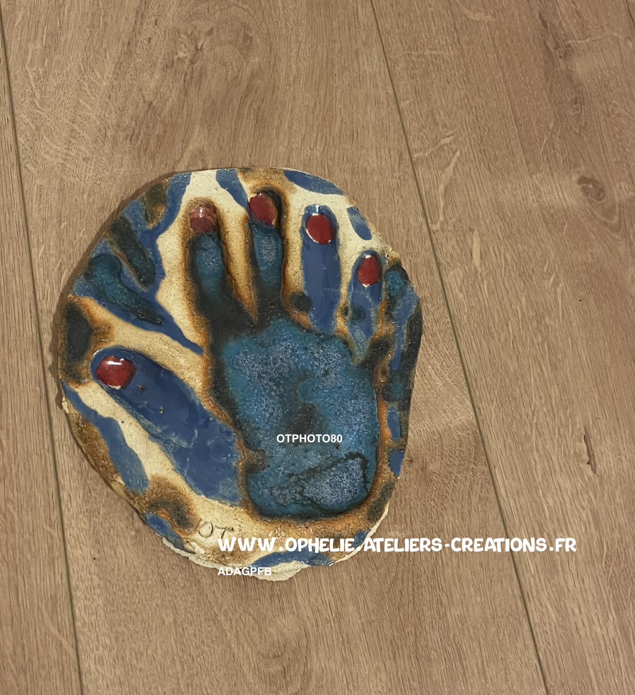 Vase en céramique artisanale — glaçure aux couleurs d'un Rubik's Cube, rendu photoréaliste